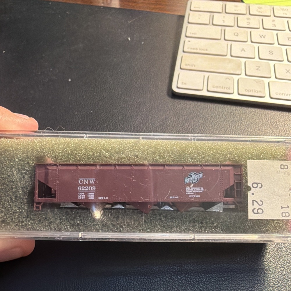 MDC Roundhouse N Scale 8623 40' 3-Bay Offset Side Hopper Chicago & Northwestern